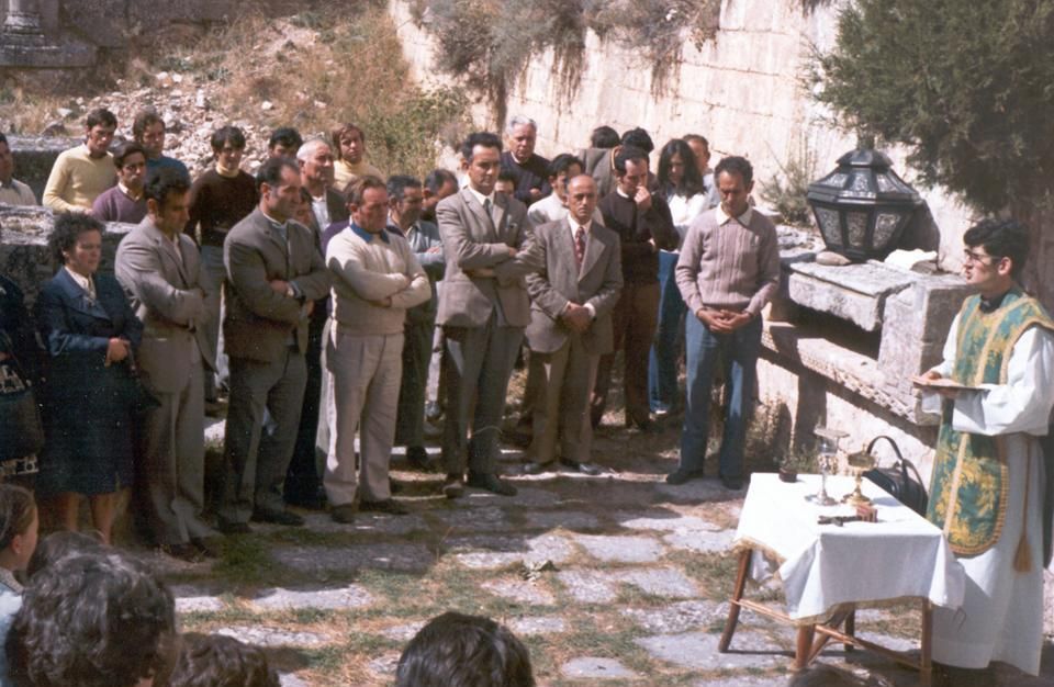 Misa en Arlanza 1973 Sepulcro y Urna con los restos de San García